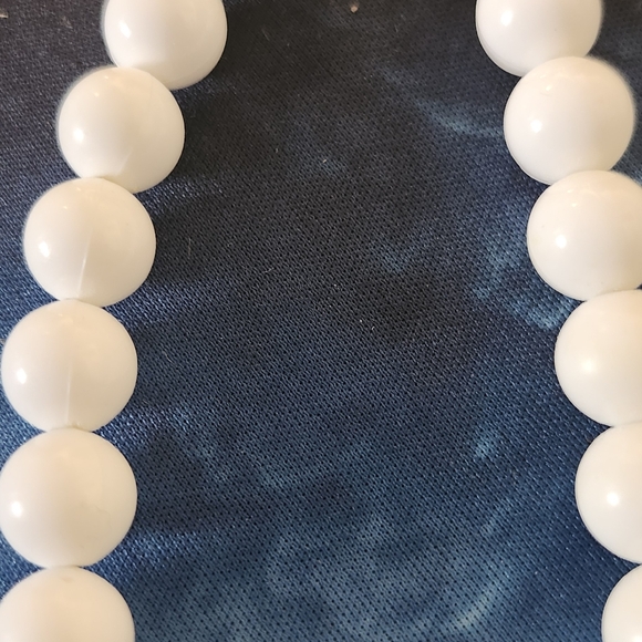 1960s LARGE MODULAR KENNETH JAY LANE CERAMIC WHITE PENDANT AND BEADS - Picture 7 of 16